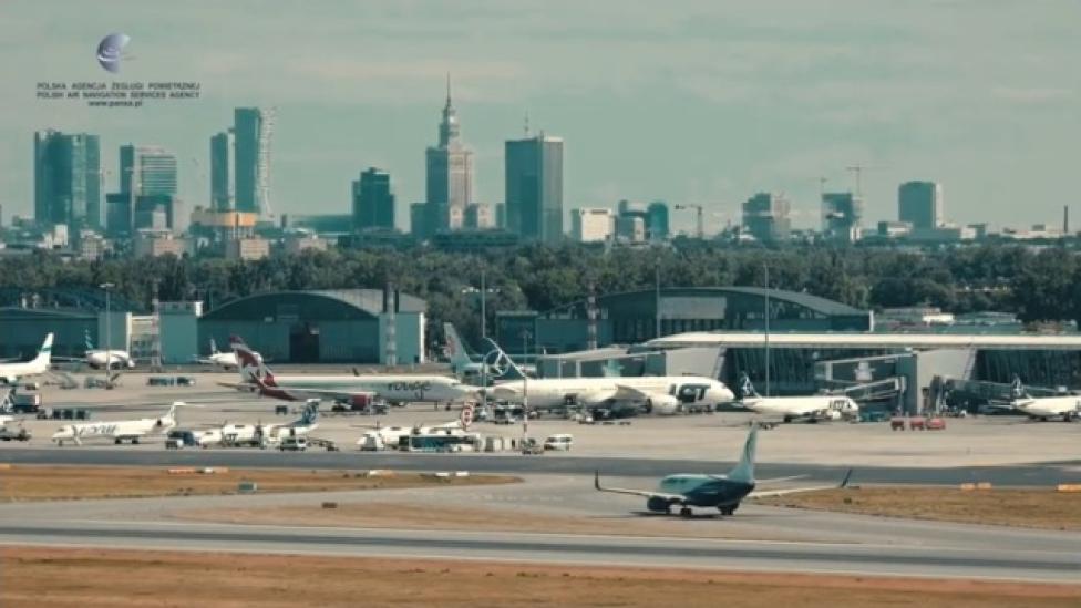 Lotnisko Chopina - widok z wieży Kontroli Ruchu Lotniczego (fot. kadr z filmu PAŻP)