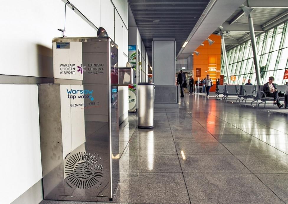 Lotnisko Chopina - źródełko z bezpłatną wodą pitną dla pasażerów (fot. lotnisko-chopina.pl)