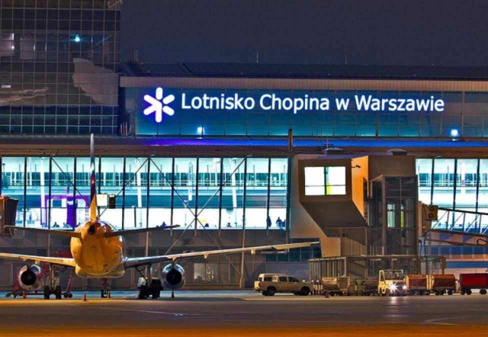 Lotnisko Chopina nocą - samolot (fot. lotnisko-chopina.pl)
