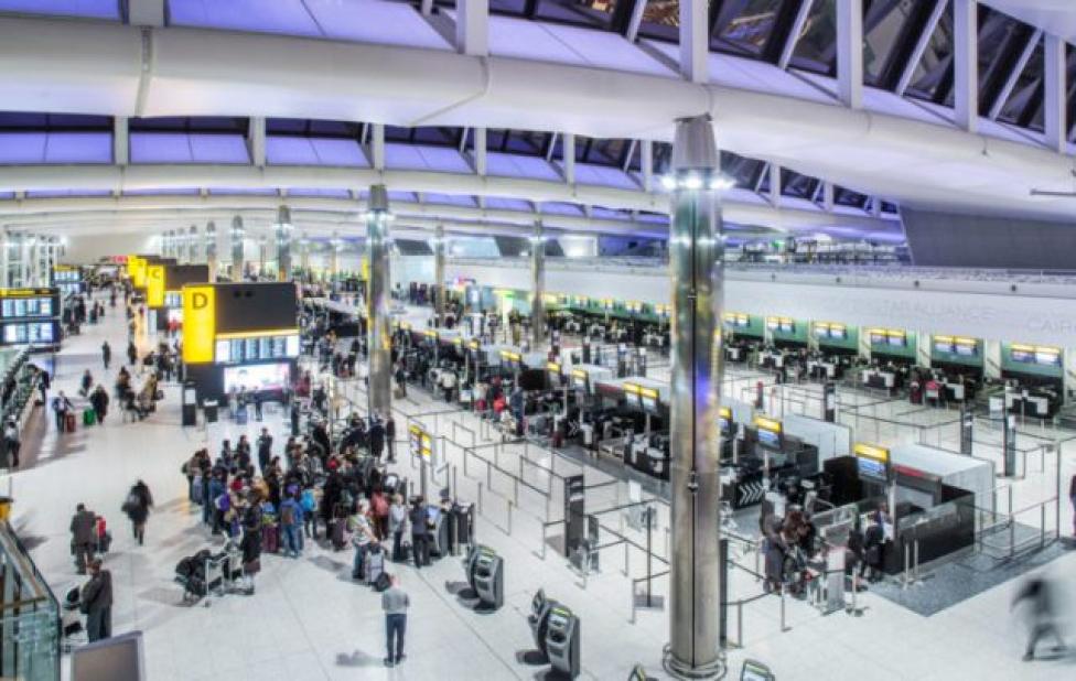 Lotnisko Heathrow - hala odprawy Terminal 2 (fot. passengerterminaltoday.com)