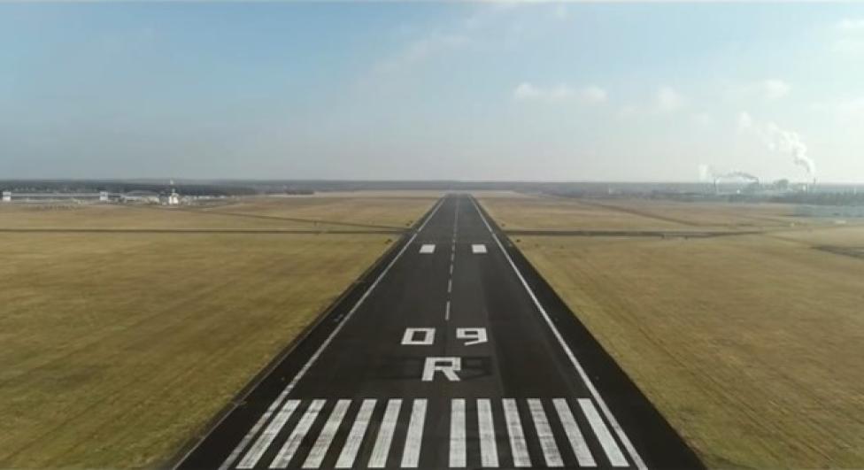 Lotnisko Mielec - pas startowy (fot. kadr z filmu Lotniska Mielec)