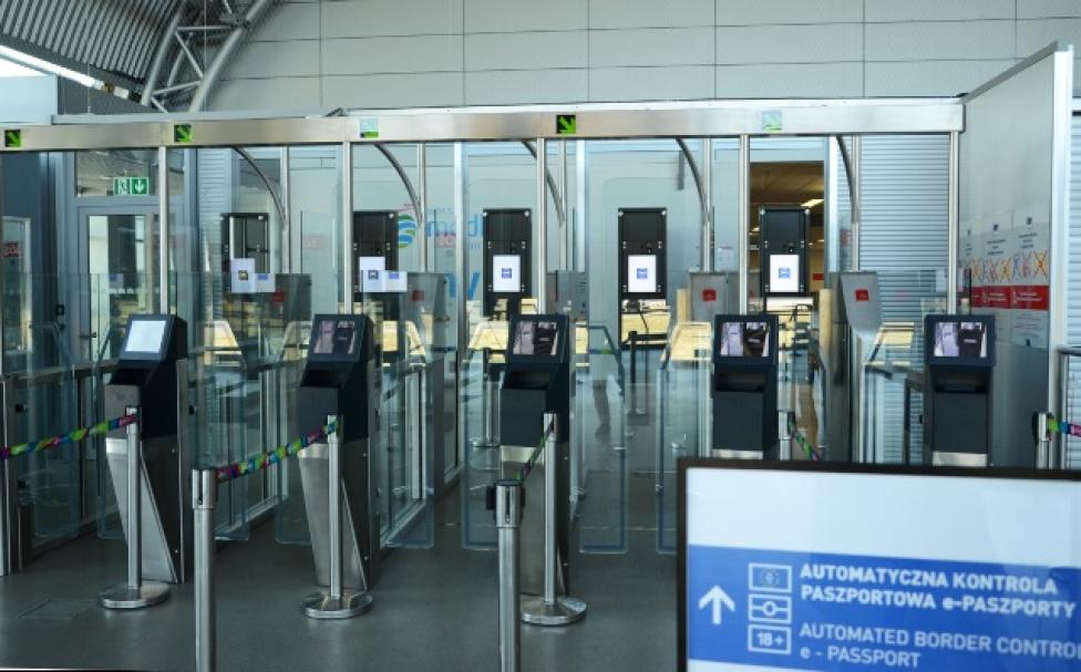 Lotnisko Warszawa-Modlin z bramkami biometrycznymi (fot. modlinairport.pl)