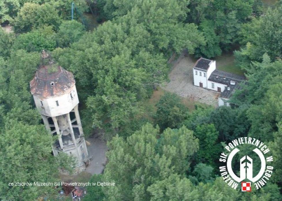 Lotniskowa wieża ciśnień w Dęblinie - widok z góry (fot. ze zbiorów Muzeum Sił Powietrznych w Dęblinie)