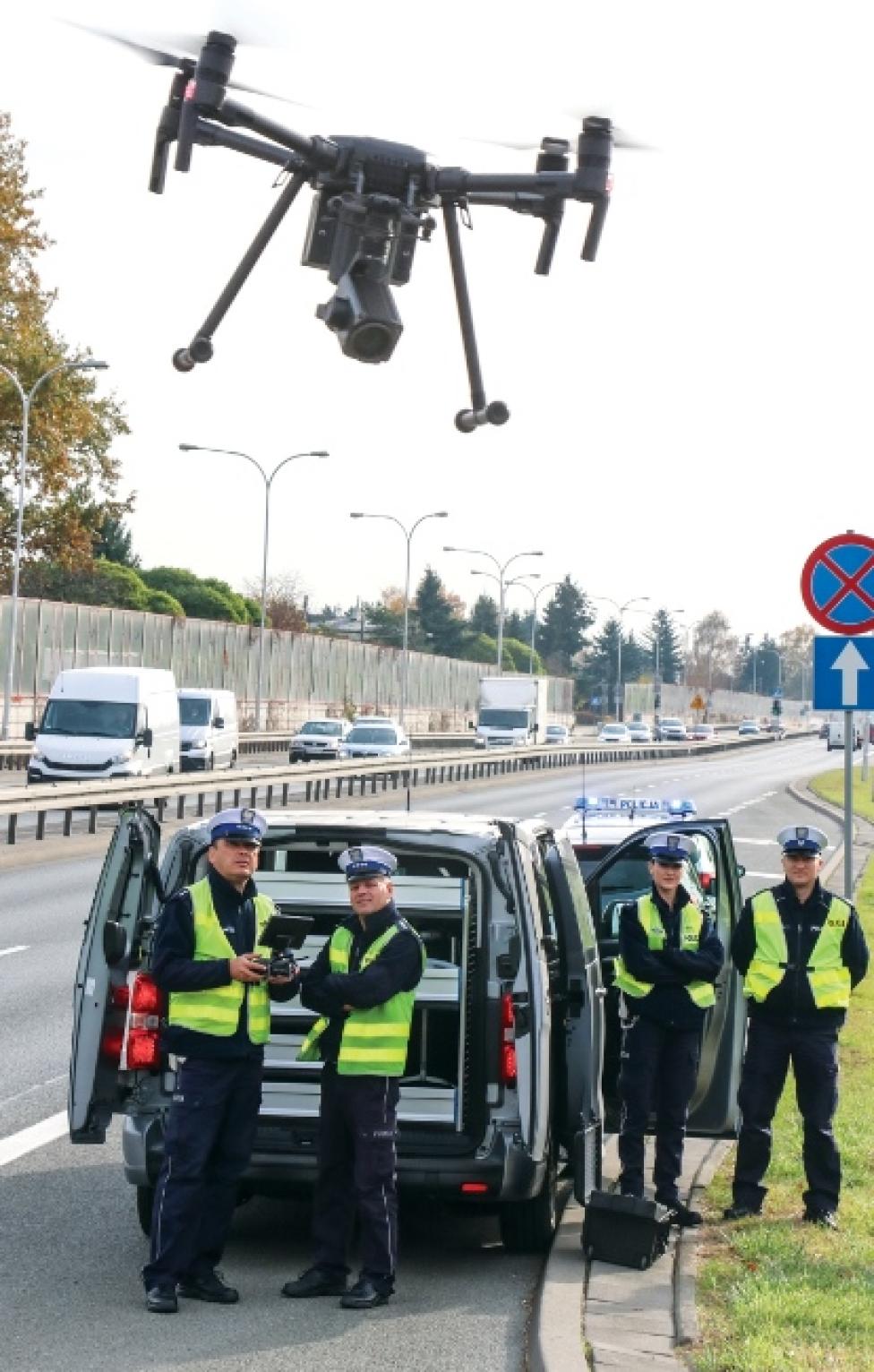 Lotny patrol z wykorzystaniem drona (fot. Piotr Maciejczak)