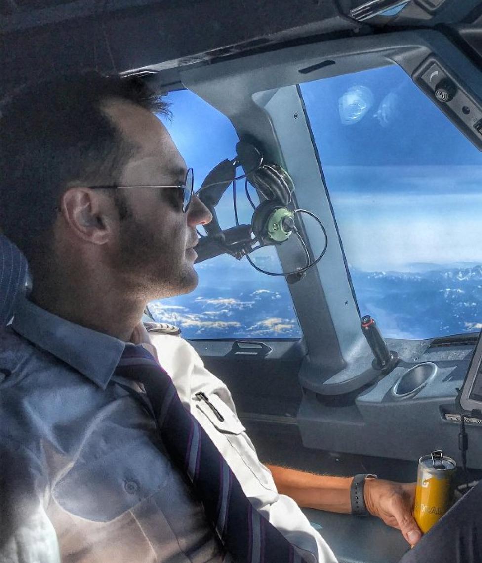 Łukasz Czepiela w kabinie samolotu Airbus (fot. z arch. Łukasza Czepieli)