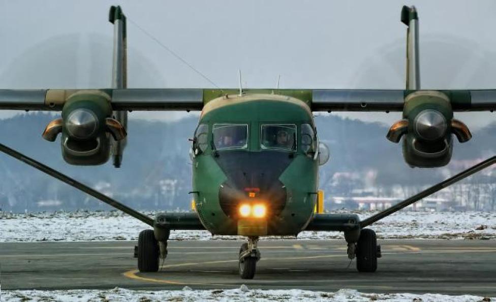 M-28B/PT na płycie lotniska w Balicach zimą - widok z przodu (fot. M. Wajnchold)