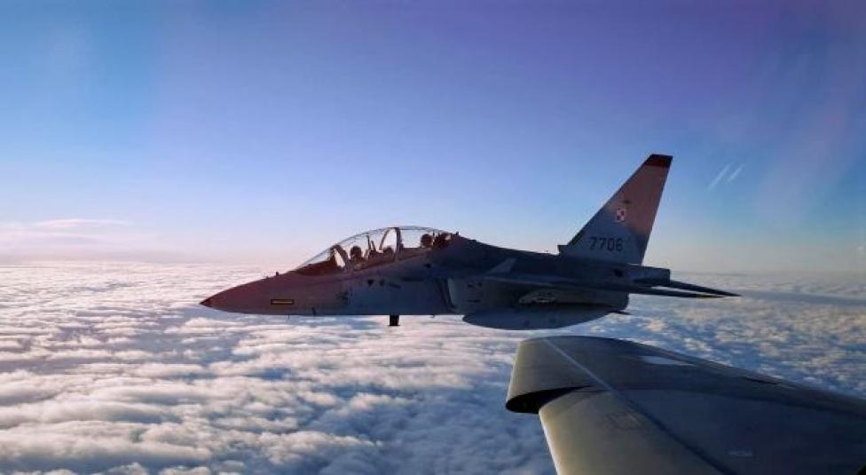 M-346 Bielik w locie nad chmurami - widok z boku z samolotu (fot. 4 Skrzydło Lotnictwa Szkolnego)