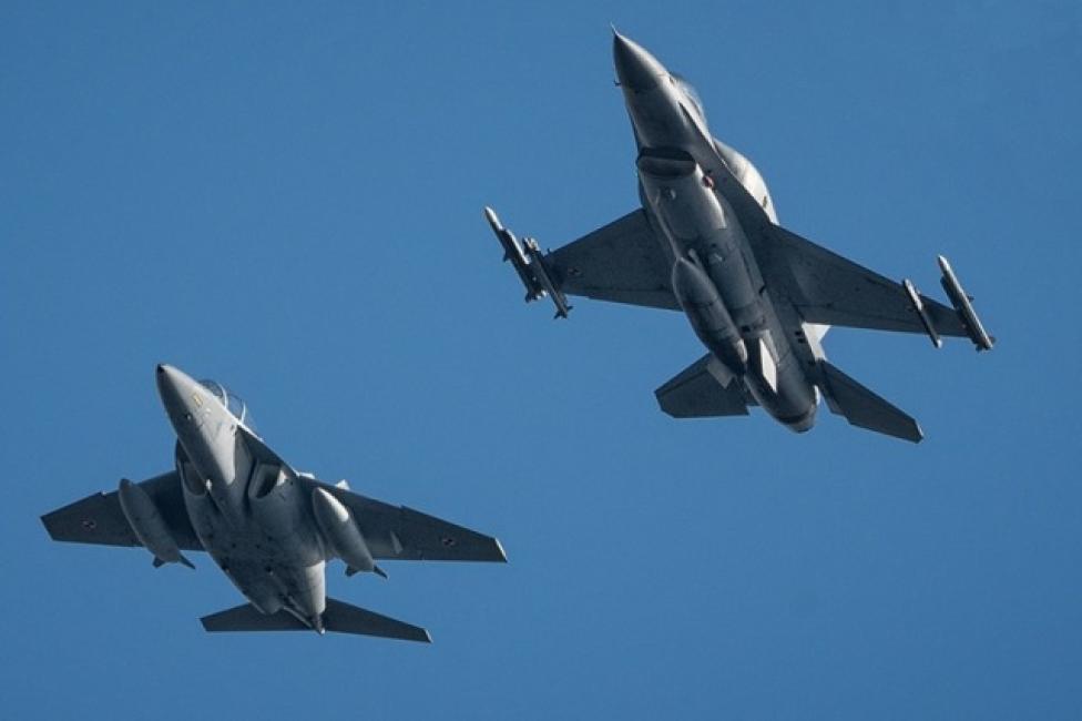 M-346 i F-16 w locie (fot. Piotr Łysakowski)