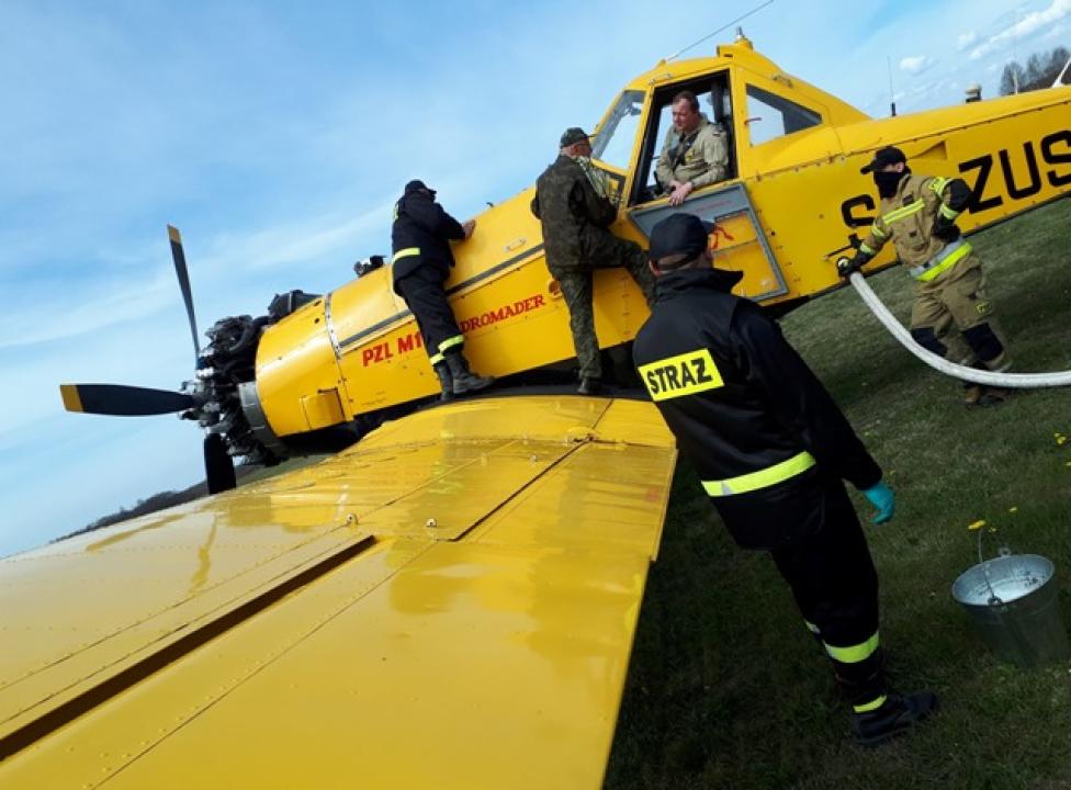 M18B Dromader - obsługa samolotu w czasie akcji gaśniczej (fot. Lasy Państwowe/FB)