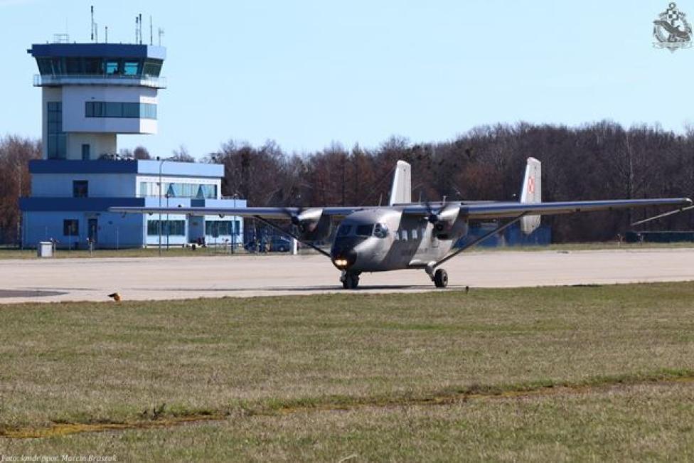 M28B Bryza na lotnisku w Gdyni-Babich Dołach - wieża w tle (fot. kmdr ppor. Marcin Braszak)