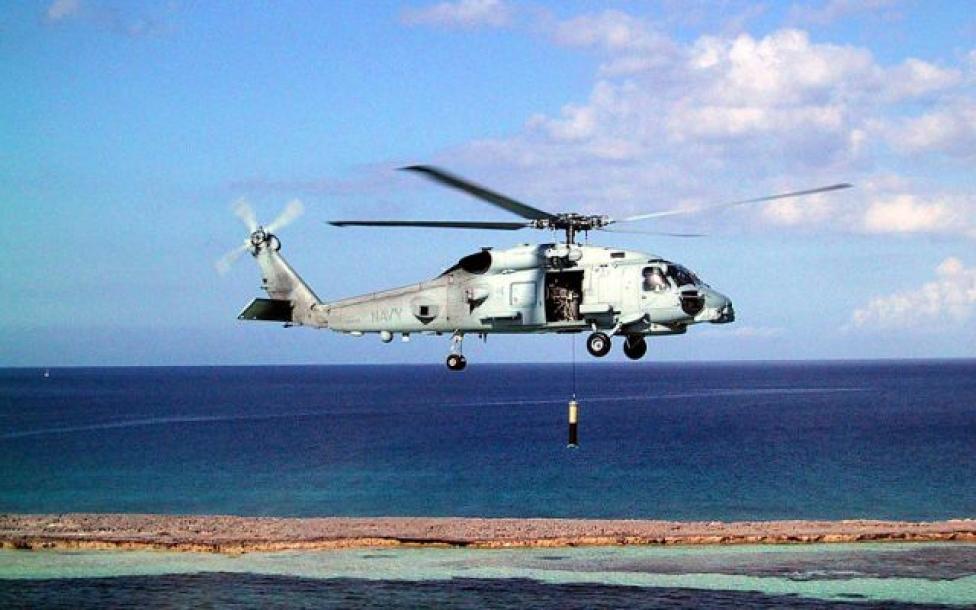 MH-60R Seahawk w locie nad brzegiem Atlantyku (fot. U.S. Navy/Domena publiczna/Wikimedia Commons)