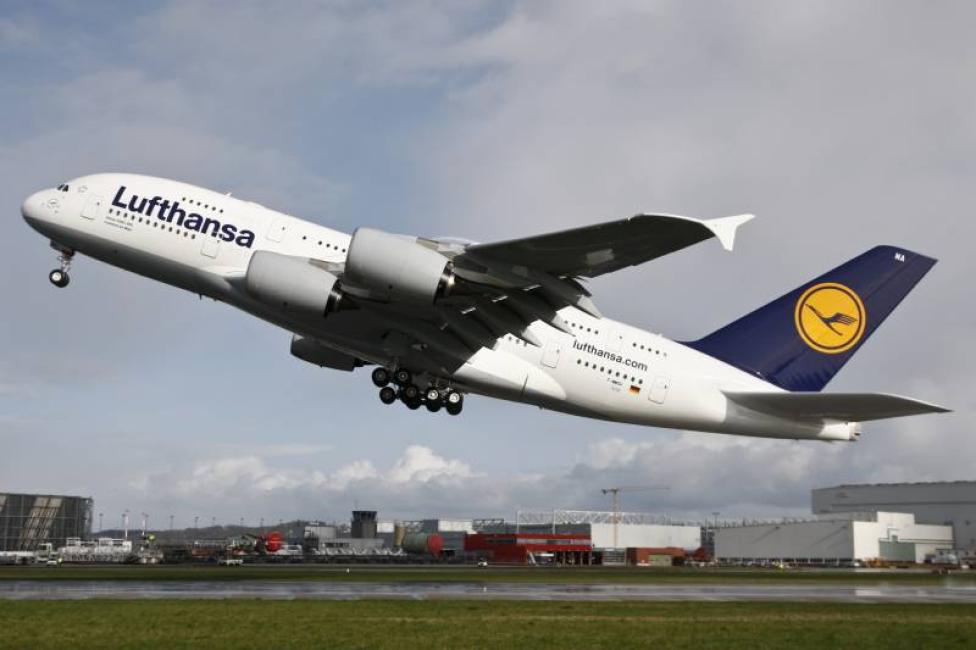 Airbus przekazuje pierwszy A380 liniom Lufthansa