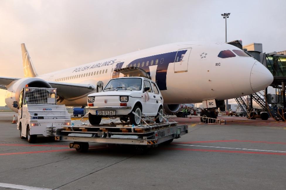 Maluch dla Toma Hanksa przygotowywany do transportu na pokładzie Dreamlinera LOT-u (fot. Marek Kwasowski)