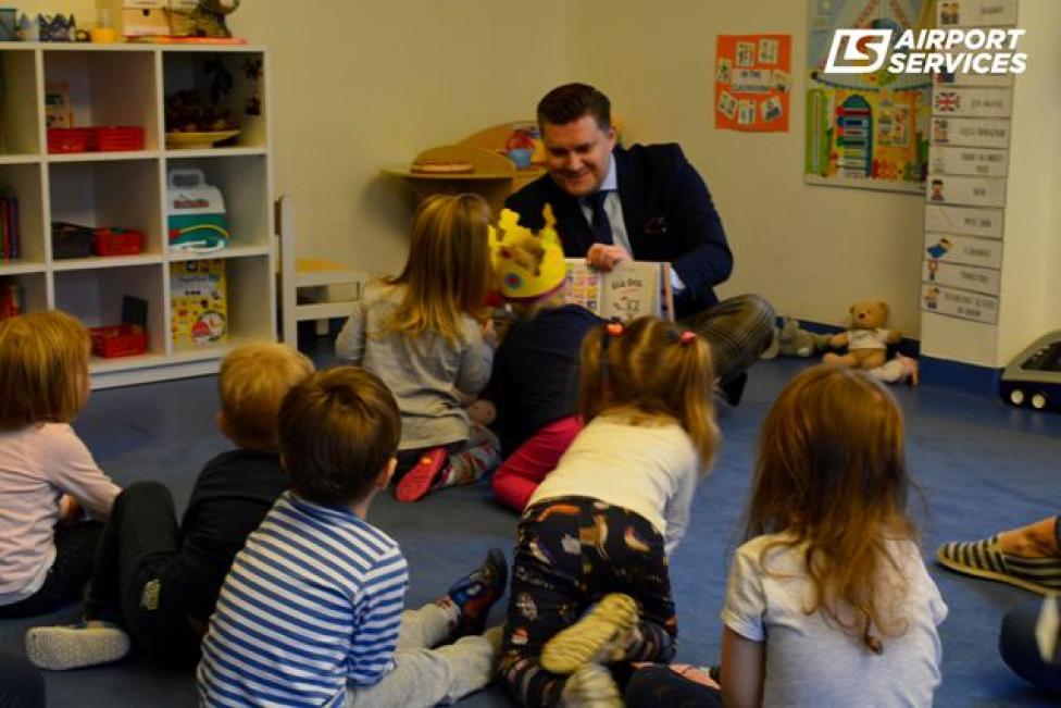 Marcin Opaliński, Prezes Zarządu LS Airport Services i LS Technics czyta dzieciom (fot. LS Airport Services)