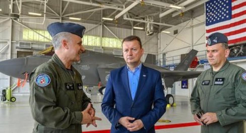 Mariusz Błaszczak, Minister Obrony Narodowej z żołnierzami przed samolotem F-35 (fot. Mariusz Błaszczak/Twitter)