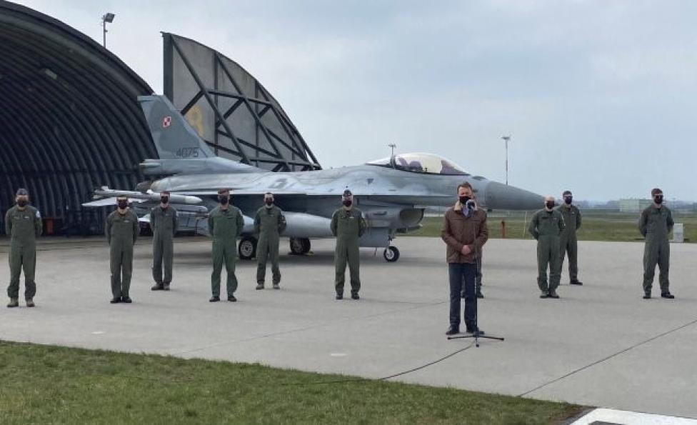 Mariusz Błaszczak, minister obrony narodowej, z pilotami na lotnisku przed F-16 (fot. MON)