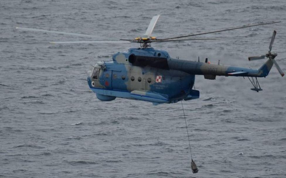 Mi-14PŁ w locie nad morzem (fot. BLMW)