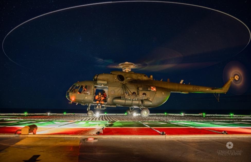 Mi-17 na lądowisku na platformie wiertniczej (fot. Lens Up Poland Photography)