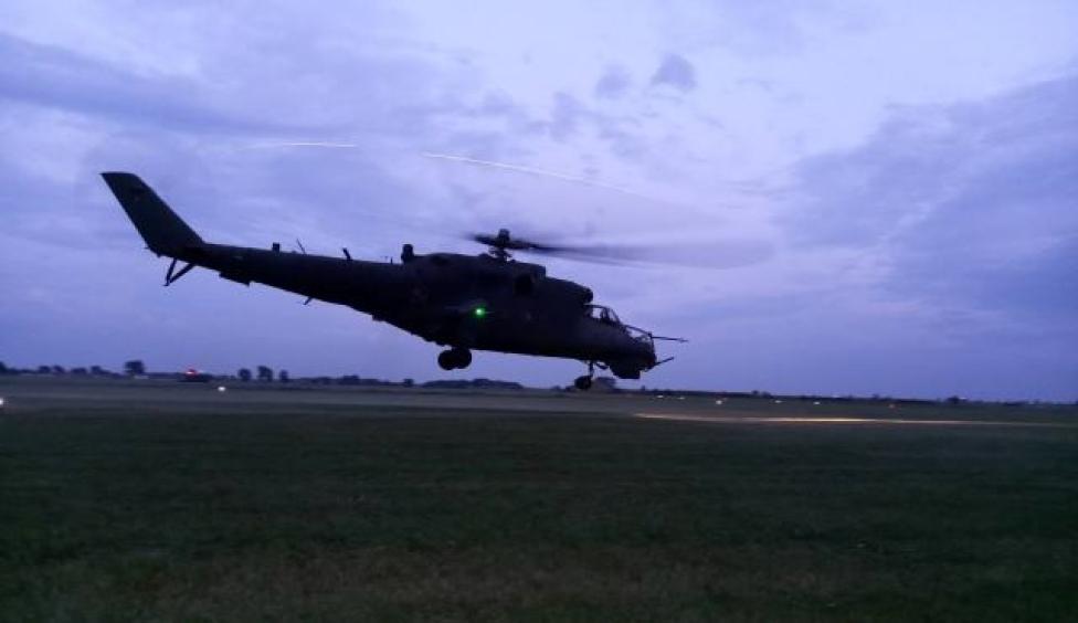 Mi-24 - start w nocy (fot. OSWRiS)