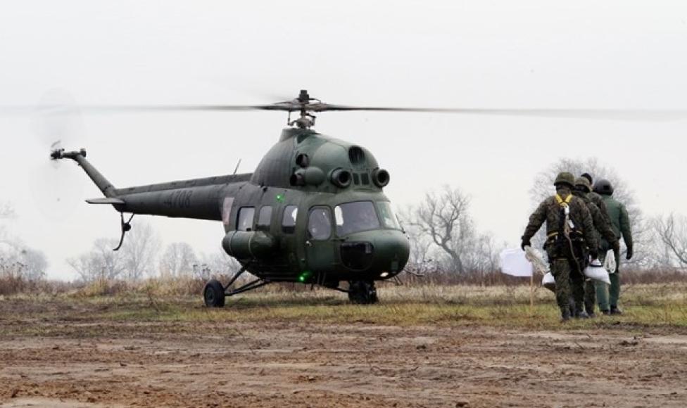 Mi-2 podczas szkolenia w zakresie niszczenia zatorów lodowych (fot. Patryk Dorocisz)
