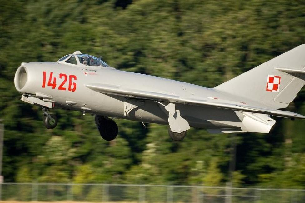 MiG-17 - lądowanie (fot. Stuart Seeger from College Station, Texas, USA/CC BY 2.0/Wikimedia Commons)