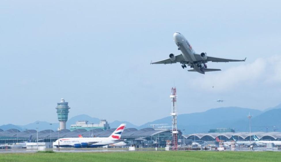 Międzynarodowy Port Lotniczy Hongkong - start samolotu i wieża w tle (fot. Hong Kong International Airport/Twitter)