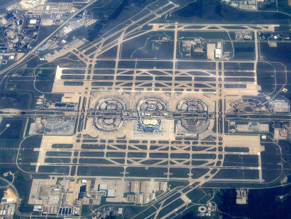 Międzynarodowy Port Lotniczy w Dallas - widok z lotu ptaka (fot. Todd MacDonald/CC BY 2.0/Wikimedia Commons)