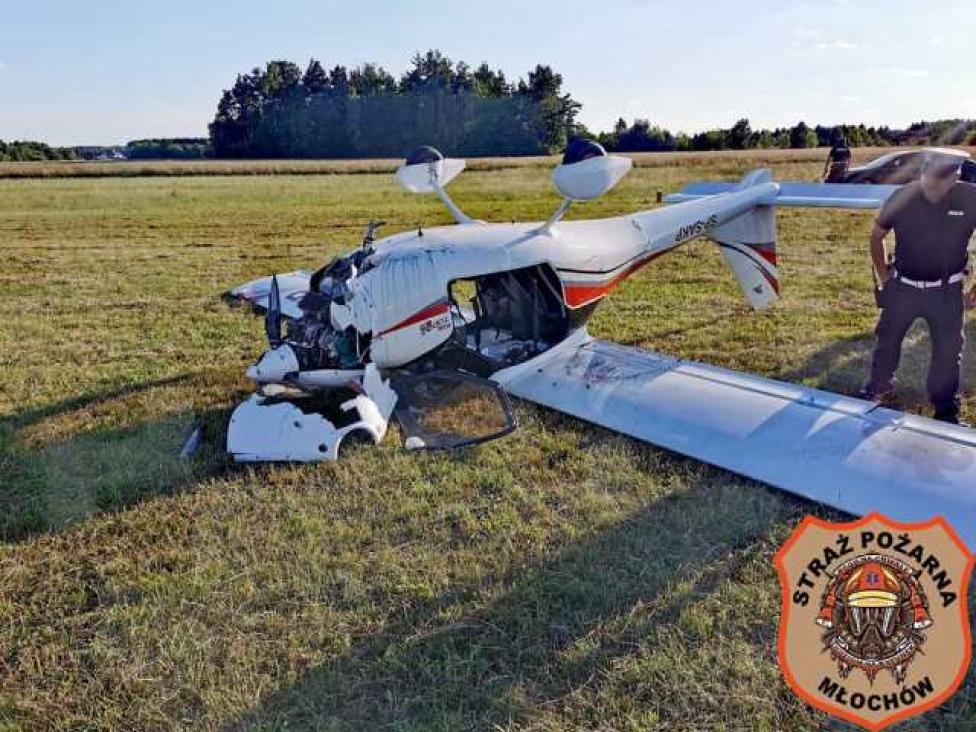 Miejsce wypadku samolotu ultralekkiego KR-030 Topaz w Woli Krakowiańskiej (fot. OSP Młochów/FB)