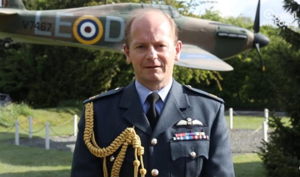 Mike Wigston, dowódca brytyjskich Royal Air Force marszałek lotnictwa (fot. kadr z filmu RAF)