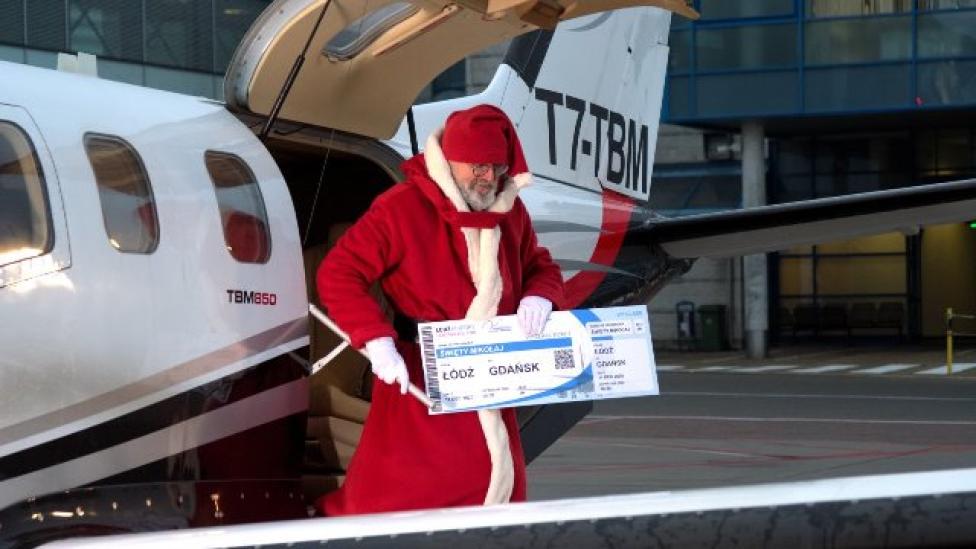 Mikołaj wychodzi z samolotu (fot. Port Lotniczy Gdańsk)