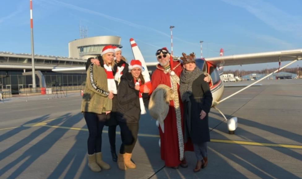 Mikołaj wylądował na łódzkim lotnisku (fot. airport.lodz.pl)