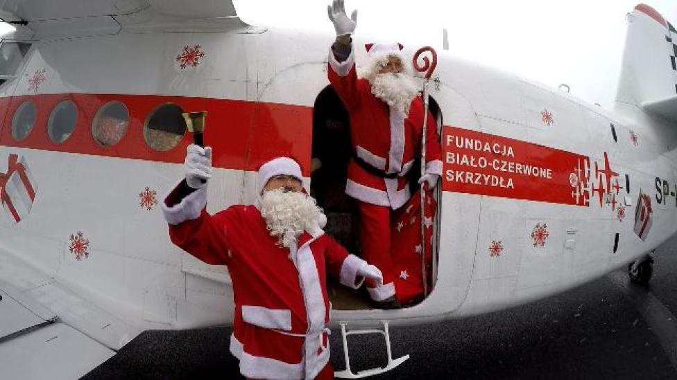 Mikołaje na lotnisku w Krośnie (fot. Skoki Spadochronowe Podkarpacie)