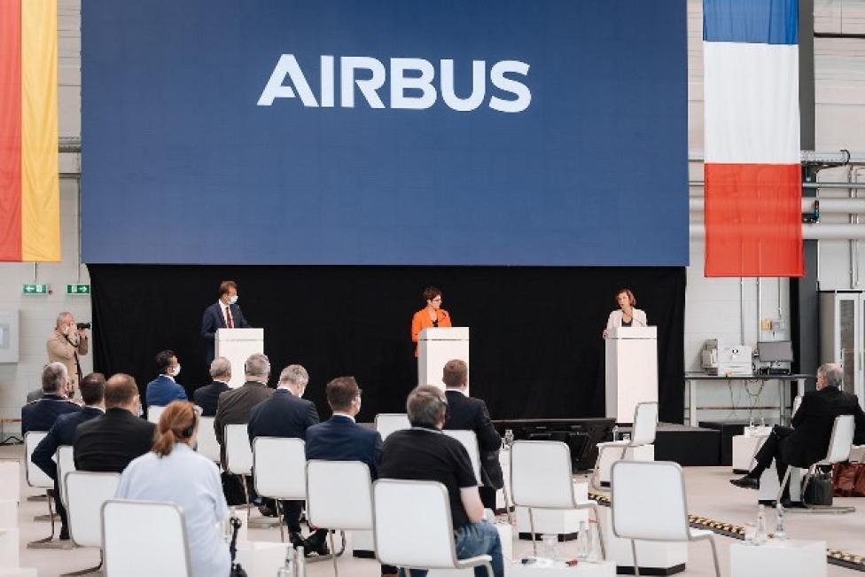 Ministrowie obrony Niemiec i Francji odwiedzili zakład Airbusa w Manching (fot. Airbus)