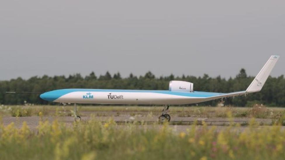 Model samolotu Flying-V na lotnisku (fot. KLM)