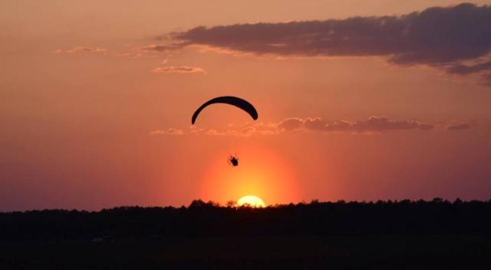 Motoparalotnia na niebie – o zachodzie słońca (fot. Mazury Paralotnie Masuria Paragliding)