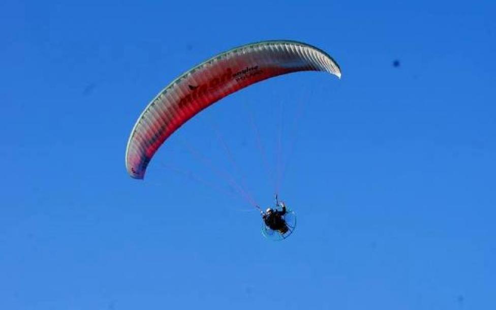 Motoparalotniarz na niebie (fot. mazuryparalotnie.pl)