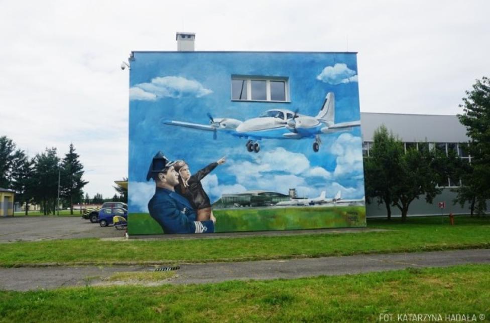 Mural lotniczy na jednej ze ścian budynków OLK PRz (fot. Katarzyna Hadała)