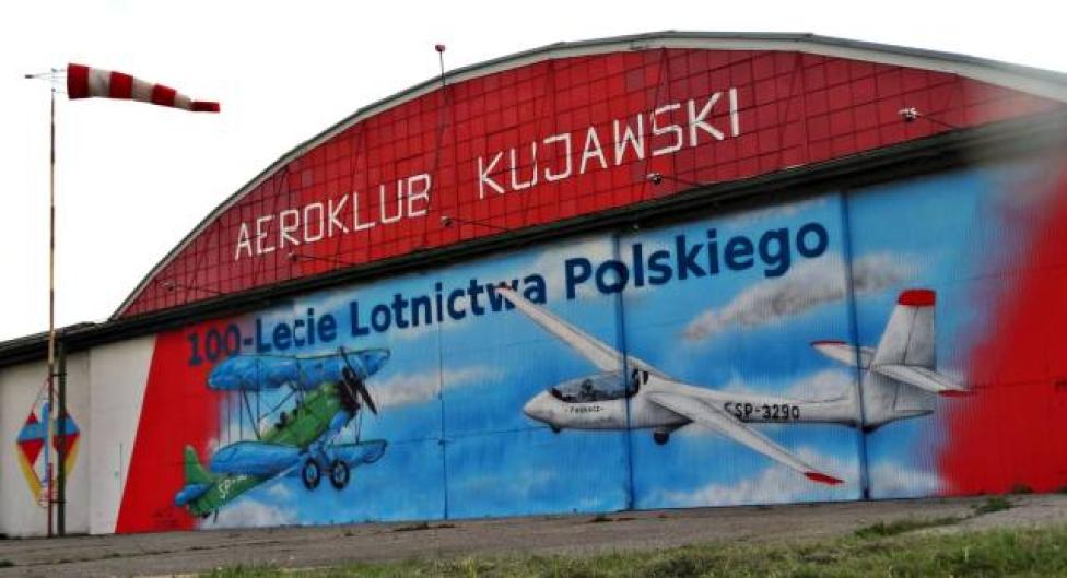 Mural na drzwiach hangaru Aeroklubu Kujawskiego (fot. Robert Komisarczyk)