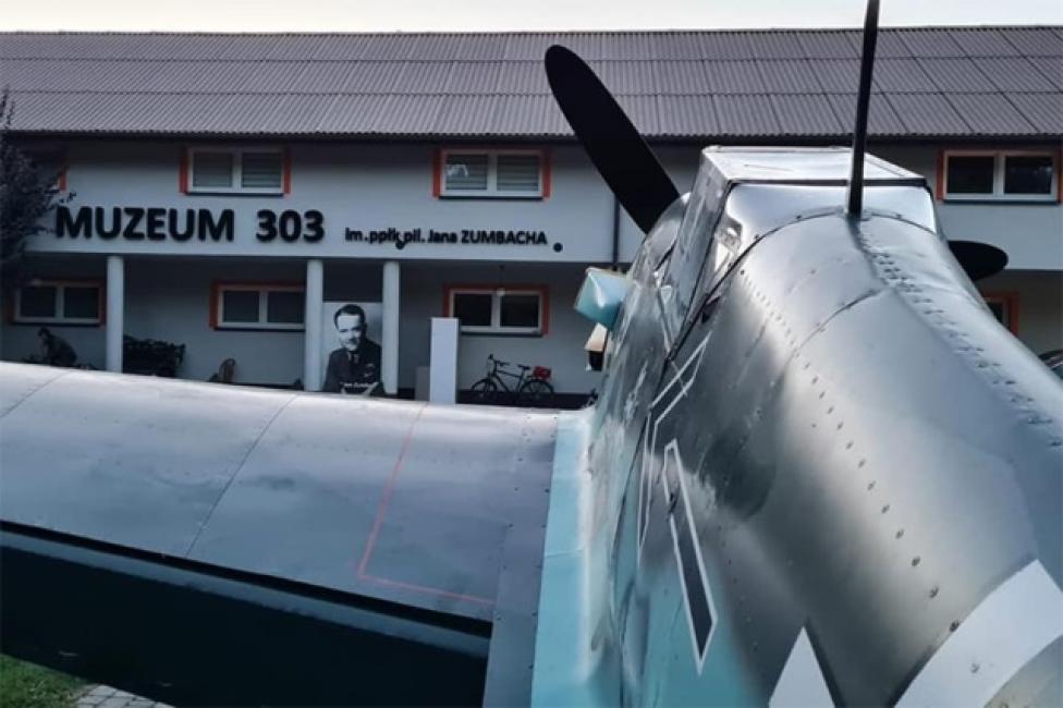 Muzeum Dywizjonu 303 - samolot przed wejściem (fot. muzeum303.pl)