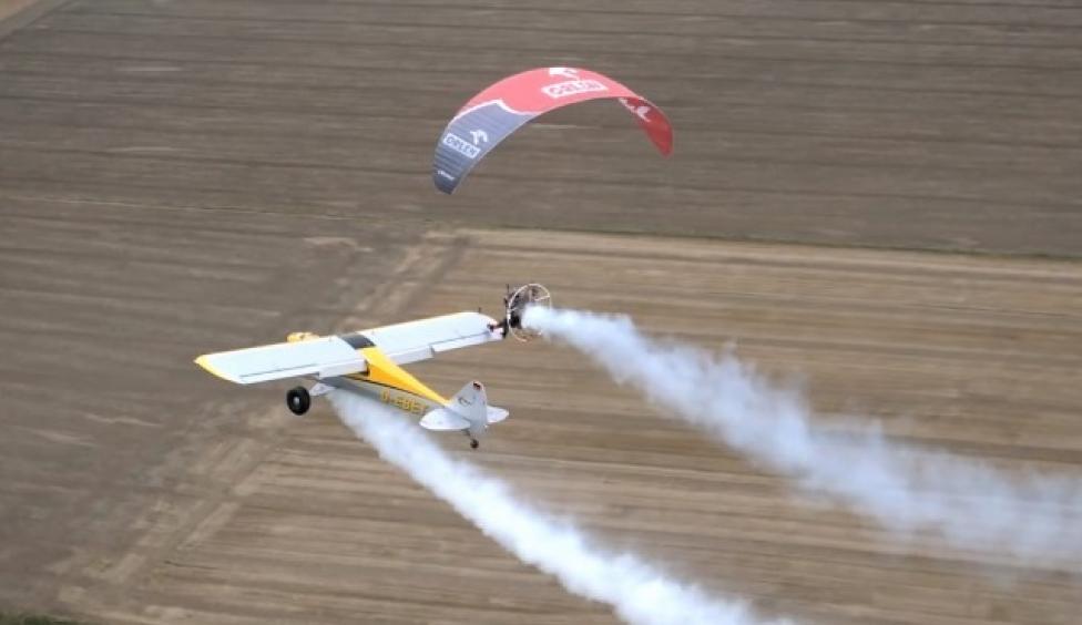 Wojtek Bógdał jako pierwszy motoparalotniarz w historii stanął na skrzydle lecącego samolotu (fot. kadr z filmu na FB)