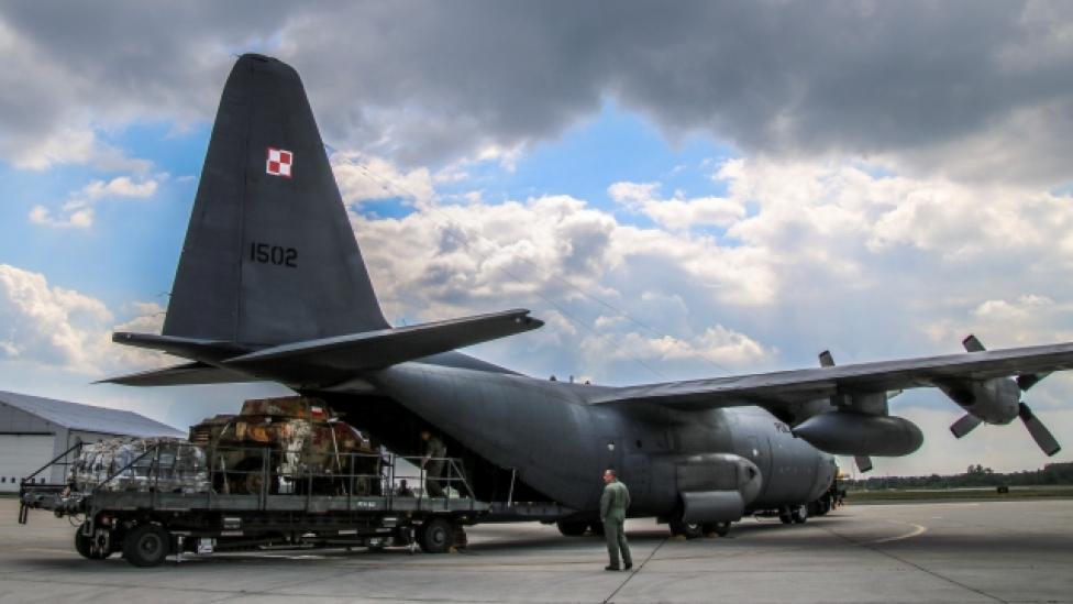 Na pokładzie samolotu C-130E Hercules przyleciał historyczny pojazd Humber (fot. st. sierż. Emil Węglowski)
