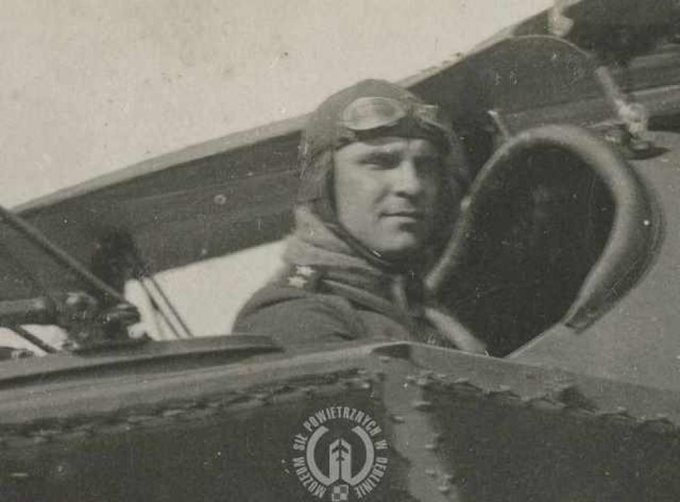 Nieznany pilot na zdjęciu z albumu o lotnictwie wojskowym z lat 1921-1925 (fot. muzeumsp.pl)