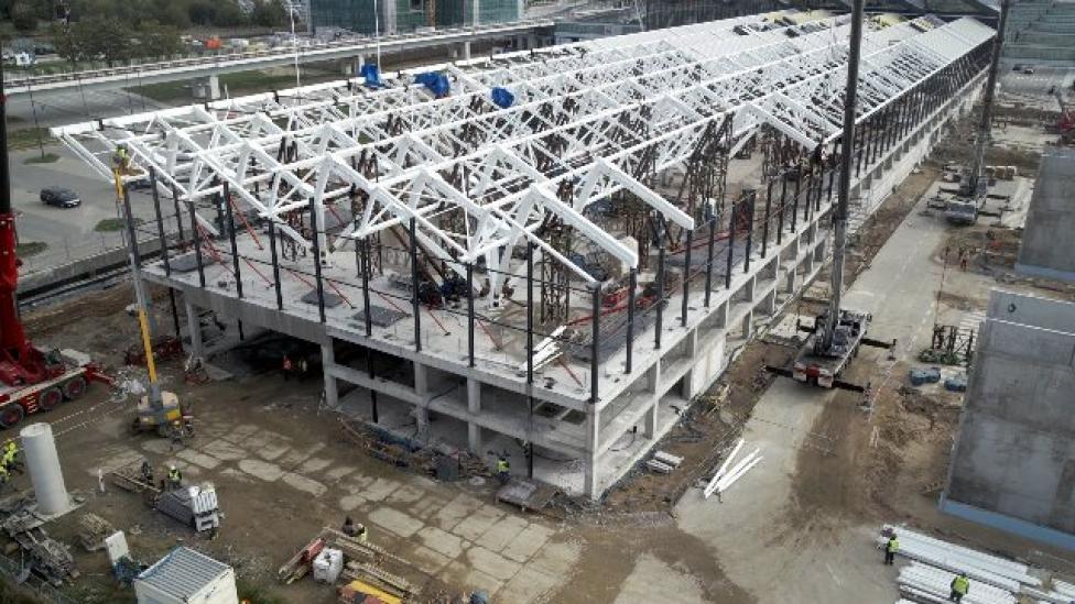 Nowa część terminala na gdańskim lotnisku - prace przy pokryciu dachu (fot. airport.gdansk.pl)