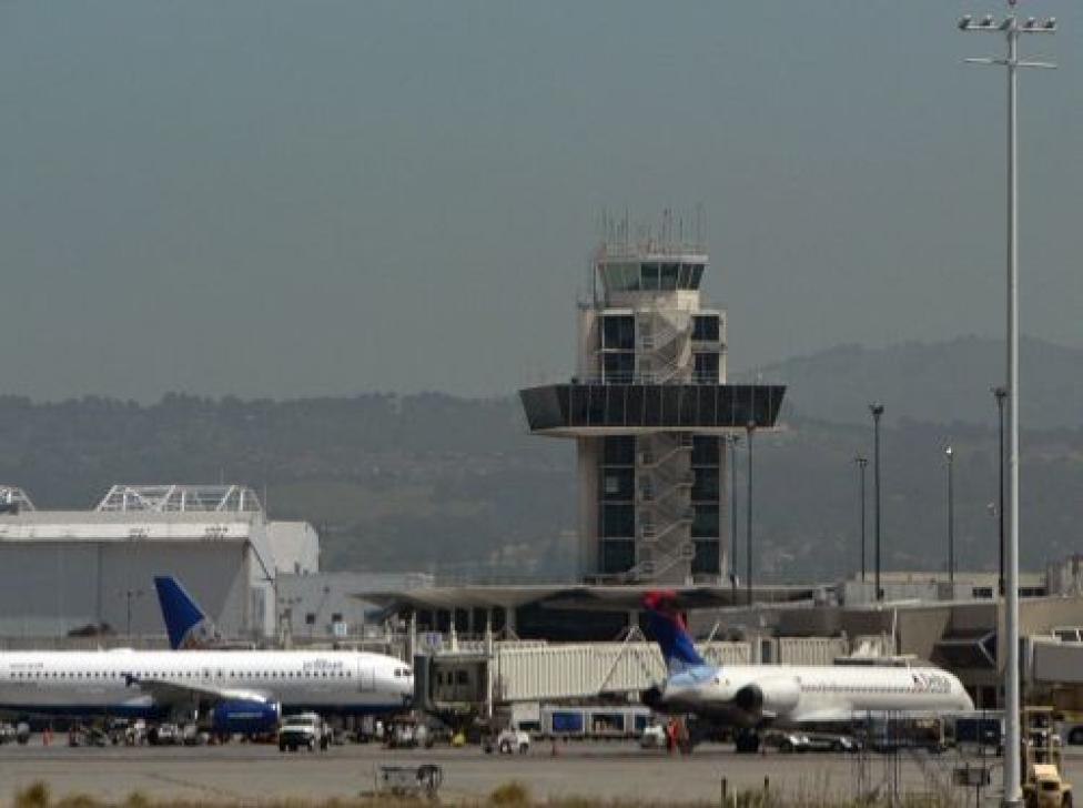 Wieża kontroli ruchu na Międzynarodowym Lotnisku Oakland/ fot. www.en.wikipedia.org