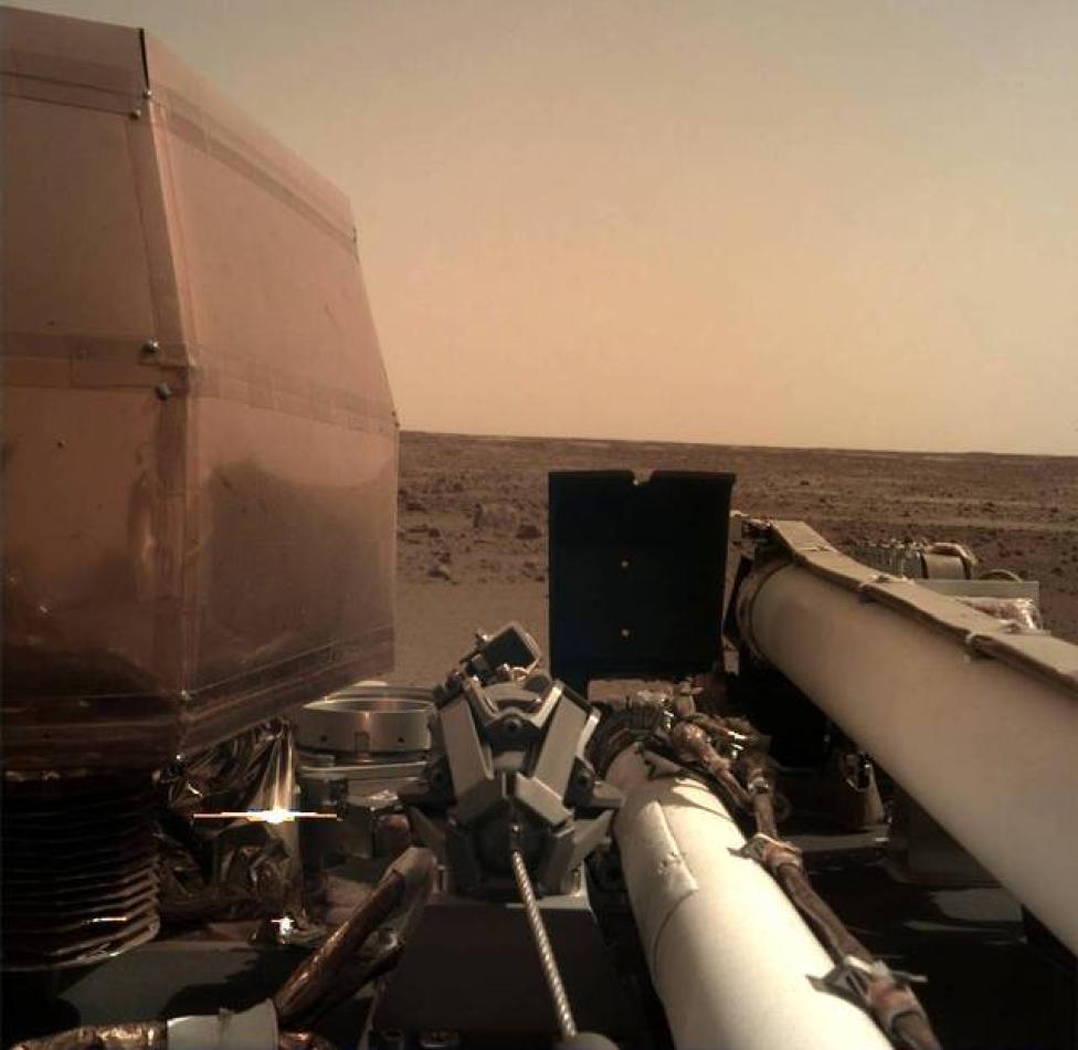Obraz z kamery lądownika InSight po wylądowaniu na Marsie 26 listopada 2018 r. (fot. NASA/JPL-Caltech)