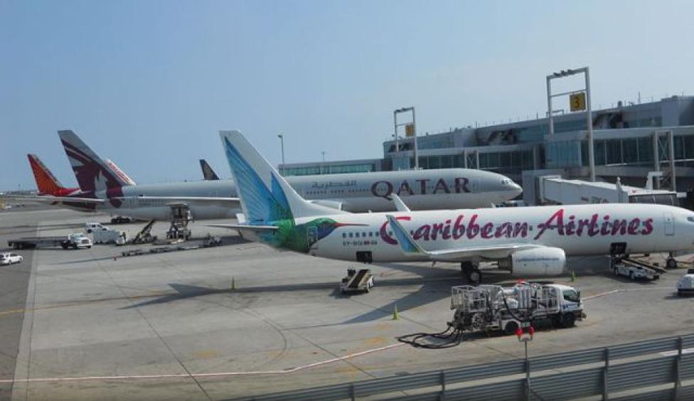 Obsługa samolotów pasażerskich na międzynarodowym lotnisku w Newark (fot. Ironhide 001/CC BY-SA 3.0/Wikimedia Commons)