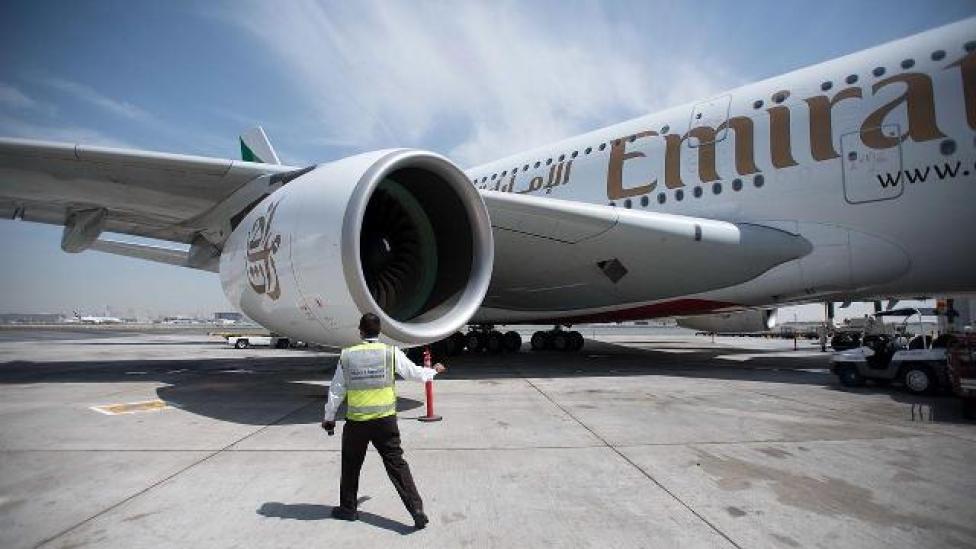 Obsługa samolotu linii Emirates na lotnisku w Dubaju (fot. natgeotv.com)