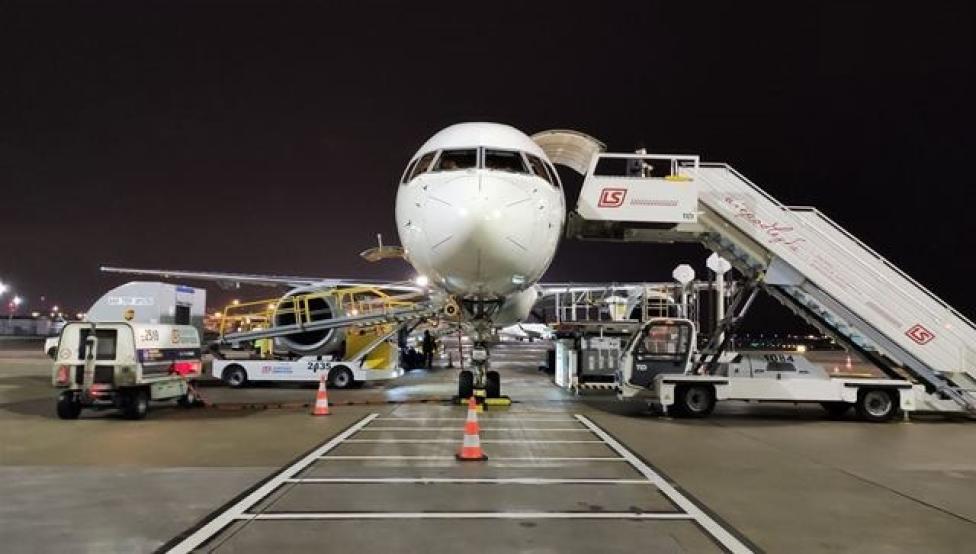 Obsługa samolotu na płycie lotniska przez LS Airport Services (fot. LS Airport Services/FB)