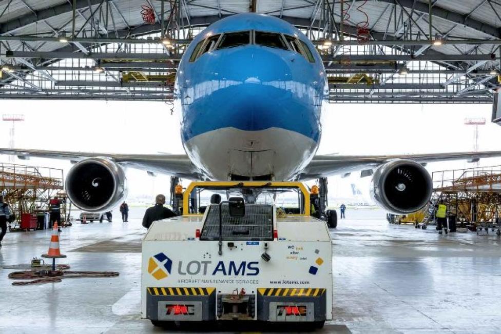 Obsługa techniczna samolotu w LOTAMS - widok z przodu (fot. LOTAMS)