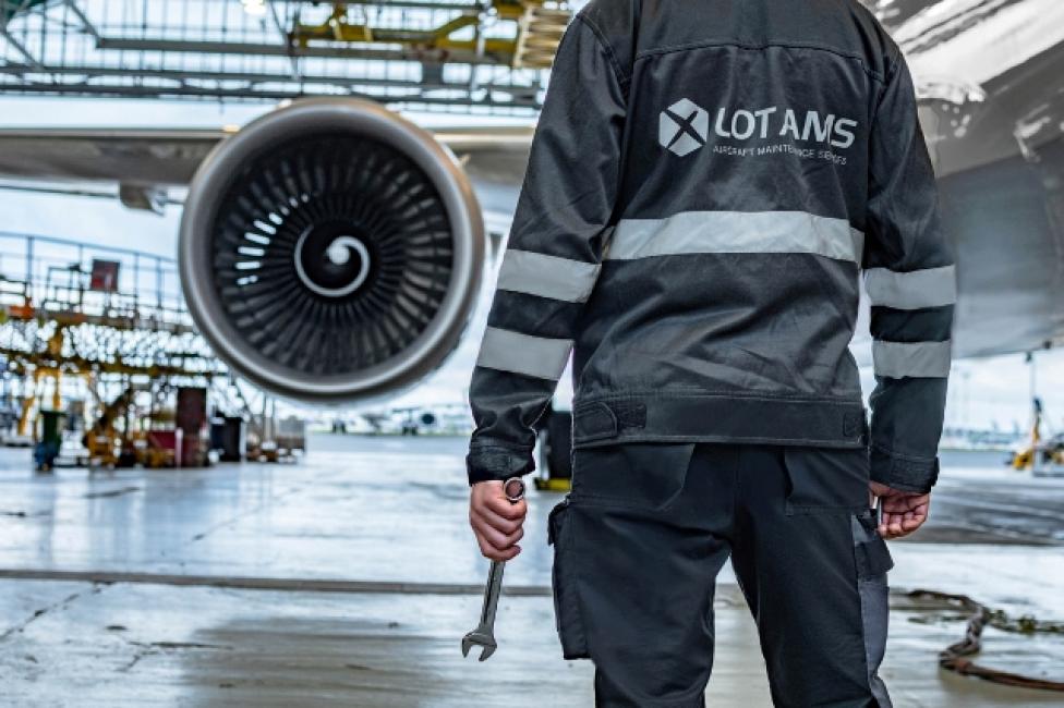 Obsługa techniczna samolotu pasażerskiego - pracownik tyłem na tle silnika (fot. LOTAMS)
